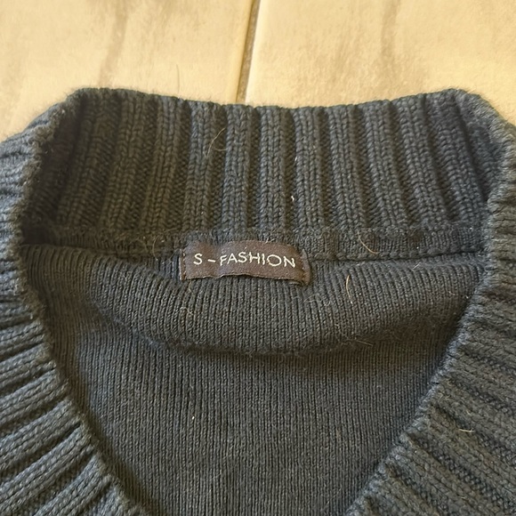 Black sweater - Picture 1 of 3